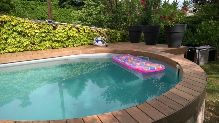 323-belle-plage-de-piscine-aux-courbes-arrondies-a-caluire-rhone