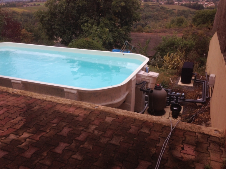 466-belle-plage-de-piscine-hors-sol-sur-la-commune-de-belmont-sur-azergues