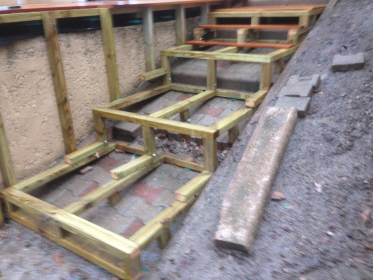 471-belle-plage-de-piscine-hors-sol-sur-la-commune-de-belmont-sur-azergues